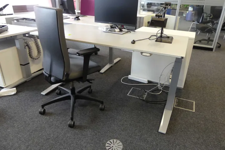 Elektrisch höhenverstellbarer Schreibtisch mit Bürostuhl Maße in cm ca. 160 x 80